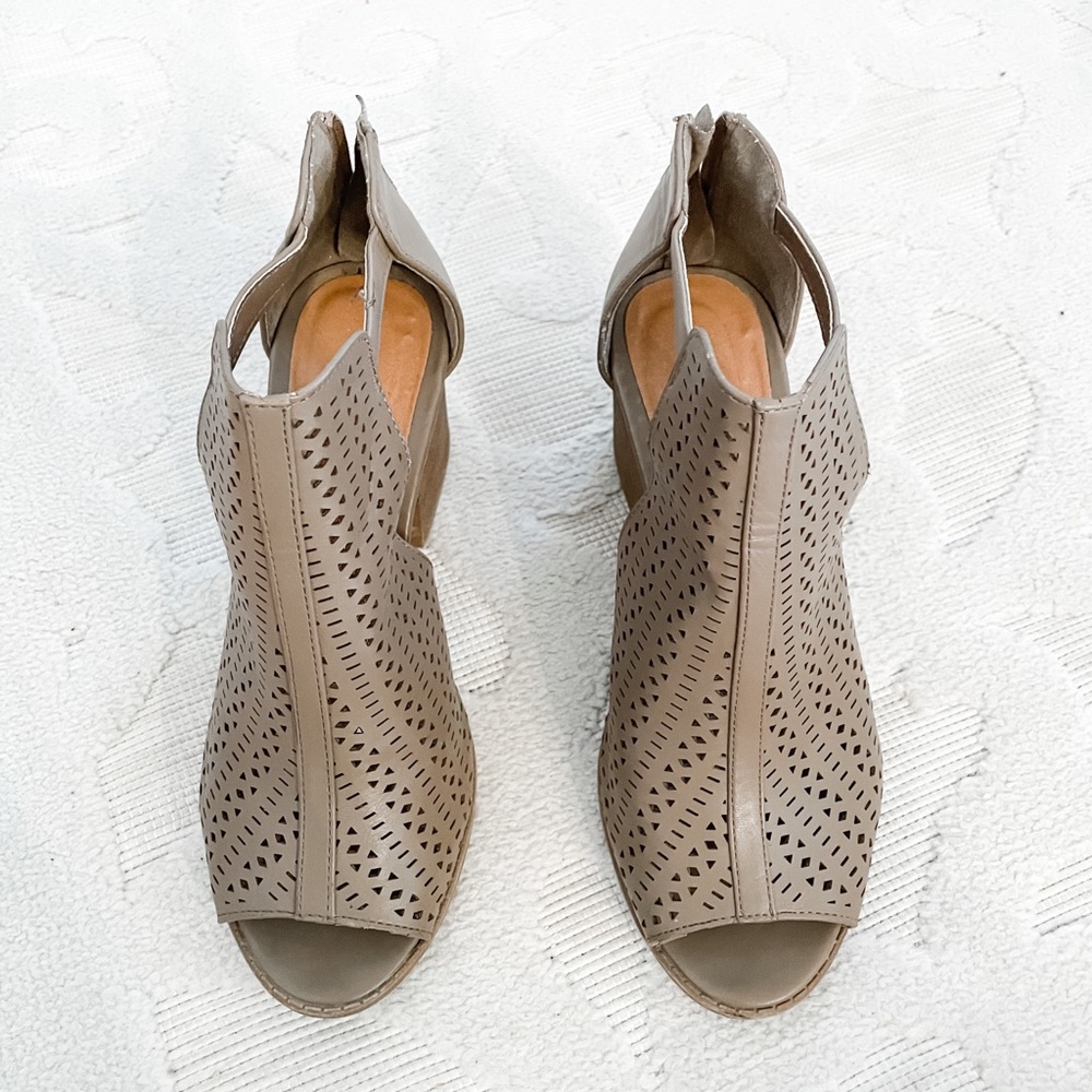 Qupid 7.5 open toe heel